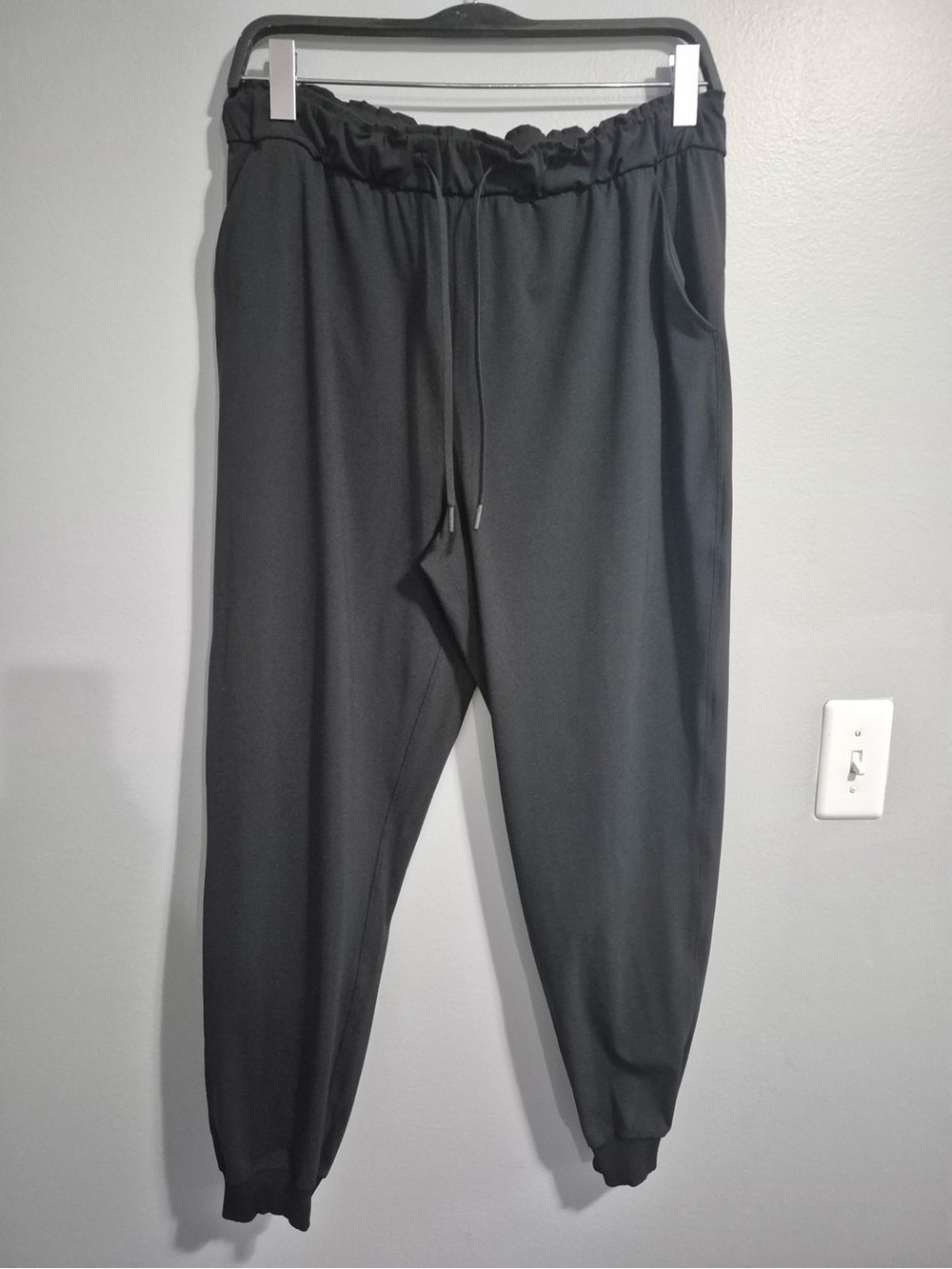 Lululemon women’s black stretch high rise workout lounge jogger pants size 14